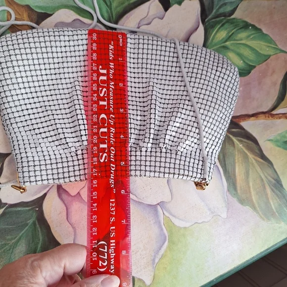 Chic  Vintage White Metal Mesh Pattern Purse - Picture 10 of 16